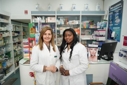 Emma Rodríguez con Ángela Hurtado, farmacéutica y auxiliar de la farmacia Emma Rodríguez Blanco.