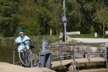 El Canal de Castilla, la gran ruta del interior que impulsa el turismo activo en Palencia, ciclista cruza el canal en Fómista(Palencia)