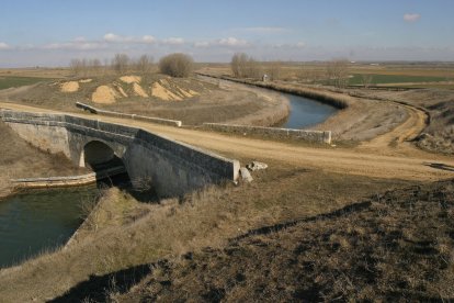 El Canal de Castilla, la gran ruta del interior que impulsa el turismo activo en Palencia, en la imagen el puente El Gallo en el término de Amusco(Palencia)