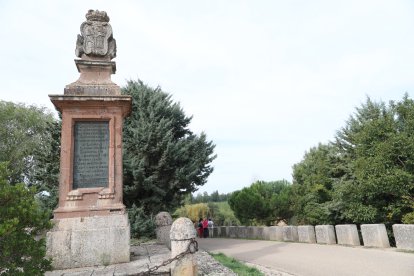El Canal de Castilla, la gran ruta del interior que impulsa el turismo activo en Palencia, monolito que recuerda en comienzo de las obras del Canal en el siglo XVIII en Calahorra(Palencia)