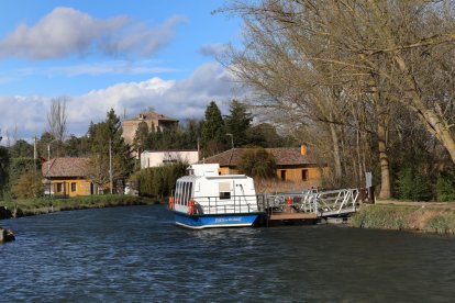 El Canal de Castilla, la gran ruta del interior que impulsa el turismo activo en Palencia, barca de recreo en Frómista(Palencia)