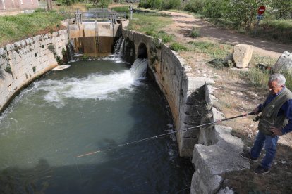 El Canal de Castilla, la gran ruta del interior que impulsa el turismo activo en Palencia, pescador en la exclusa denominada la Treinta