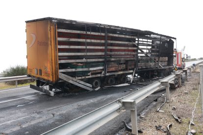 Accidente entre 2 camiones en la autovía A-62, en la localidad zamorana de Castrillo de la Guareña.