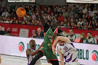 Una acción del duelo por el segundo puesto de la Conferencia Oeste entre el Caja 87 de Sevilla y el UEMC Baloncesto Valladolid.