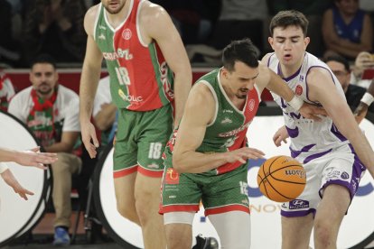 Una acción del duelo por el segundo puesto de la Conferencia Oeste entre el Caja 87 de Sevilla y el UEMC Baloncesto Valladolid.