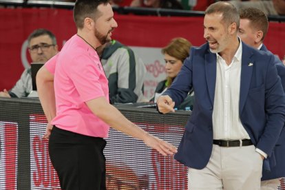 Una acción del duelo por el segundo puesto de la Conferencia Oeste entre el Caja 87 de Sevilla y el UEMC Baloncesto Valladolid.