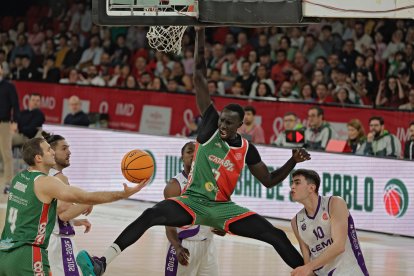 Una acción del duelo por el segundo puesto de la Conferencia Oeste entre el Caja 87 de Sevilla y el UEMC Baloncesto Valladolid.
