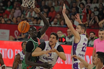 Una acción del duelo por el segundo puesto de la Conferencia Oeste entre el Caja 87 de Sevilla y el UEMC Baloncesto Valladolid.