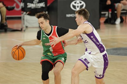 Una acción del duelo por el segundo puesto de la Conferencia Oeste entre el Caja 87 de Sevilla y el UEMC Baloncesto Valladolid.