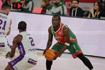 Una acción del duelo por el segundo puesto de la Conferencia Oeste entre el Caja 87 de Sevilla y el UEMC Baloncesto Valladolid.