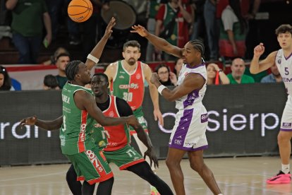 Una acción del duelo por el segundo puesto de la Conferencia Oeste entre el Caja 87 de Sevilla y el UEMC Baloncesto Valladolid.