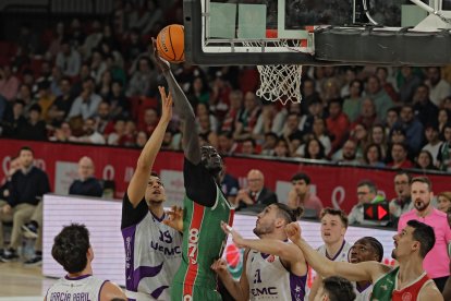 Una acción del duelo por el segundo puesto de la Conferencia Oeste entre el Caja 87 de Sevilla y el UEMC Baloncesto Valladolid.