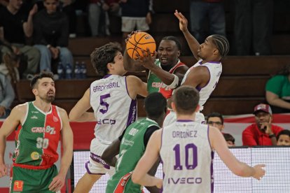Una acción del duelo por el segundo puesto de la Conferencia Oeste entre el Caja 87 de Sevilla y el UEMC Baloncesto Valladolid.
