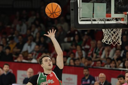 Una acción del duelo por el segundo puesto de la Conferencia Oeste entre el Caja 87 de Sevilla y el UEMC Baloncesto Valladolid.