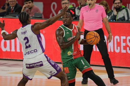 Una acción del duelo por el segundo puesto de la Conferencia Oeste entre el Caja 87 de Sevilla y el UEMC Baloncesto Valladolid.
