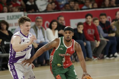 Una acción del duelo por el segundo puesto de la Conferencia Oeste entre el Caja 87 de Sevilla y el UEMC Baloncesto Valladolid.
