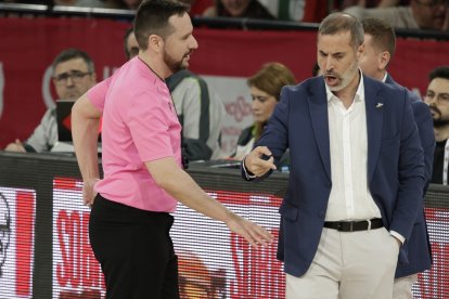 Una acción del duelo por el segundo puesto de la Conferencia Oeste entre el Caja 87 de Sevilla y el UEMC Baloncesto Valladolid.