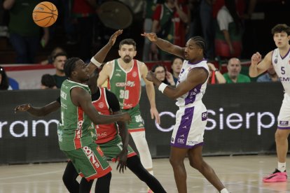 Una acción del duelo por el segundo puesto de la Conferencia Oeste entre el Caja 87 de Sevilla y el UEMC Baloncesto Valladolid.