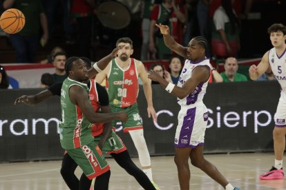 Una acción del duelo por el segundo puesto de la Conferencia Oeste entre el Caja 87 de Sevilla y el UEMC Baloncesto Valladolid.