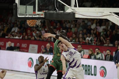 Una acción del duelo por el segundo puesto de la Conferencia Oeste entre el Caja 87 de Sevilla y el UEMC Baloncesto Valladolid.