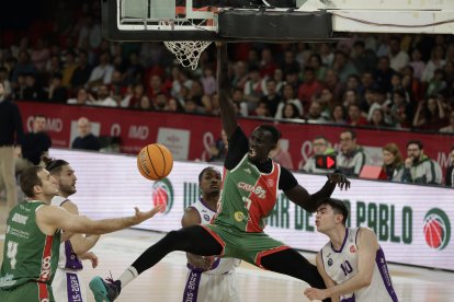 Una acción del duelo por el segundo puesto de la Conferencia Oeste entre el Caja 87 de Sevilla y el UEMC Baloncesto Valladolid.
