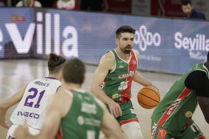 Una acción del duelo por el segundo puesto de la Conferencia Oeste entre el Caja 87 de Sevilla y el UEMC Baloncesto Valladolid.