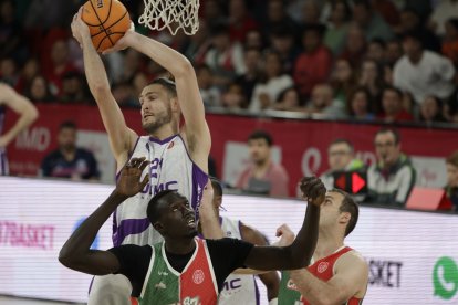 Una acción del duelo por el segundo puesto de la Conferencia Oeste entre el Caja 87 de Sevilla y el UEMC Baloncesto Valladolid.