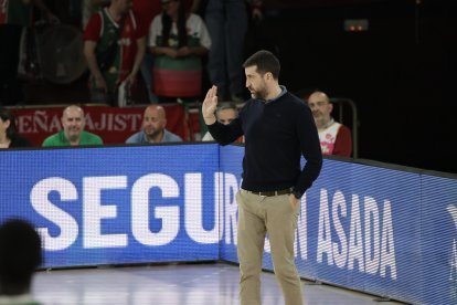 Una acción del duelo por el segundo puesto de la Conferencia Oeste entre el Caja 87 de Sevilla y el UEMC Baloncesto Valladolid.