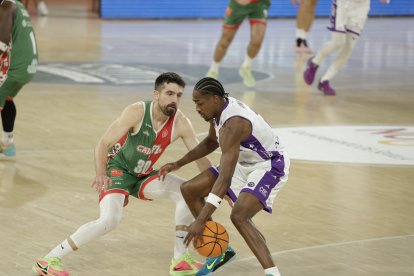 Una acción del duelo por el segundo puesto de la Conferencia Oeste entre el Caja 87 de Sevilla y el UEMC Baloncesto Valladolid.