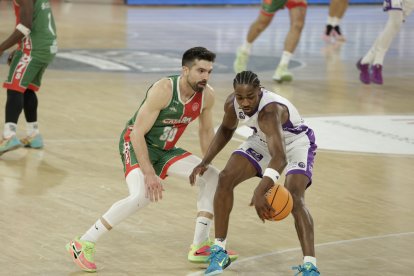 Una acción del duelo por el segundo puesto de la Conferencia Oeste entre el Caja 87 de Sevilla y el UEMC Baloncesto Valladolid.