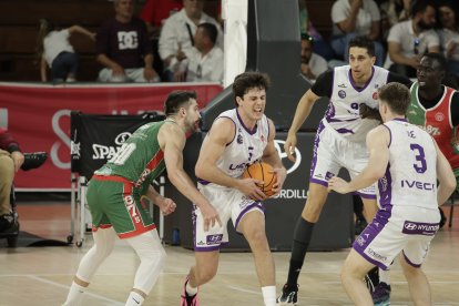 Una acción del duelo por el segundo puesto de la Conferencia Oeste entre el Caja 87 de Sevilla y el UEMC Baloncesto Valladolid.
