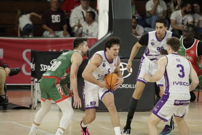 Una acción del duelo por el segundo puesto de la Conferencia Oeste entre el Caja 87 de Sevilla y el UEMC Baloncesto Valladolid.