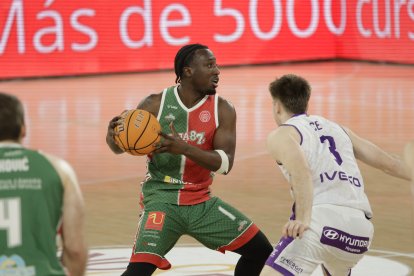 Una acción del duelo por el segundo puesto de la Conferencia Oeste entre el Caja 87 de Sevilla y el UEMC Baloncesto Valladolid.