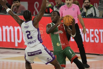 Una acción del duelo por el segundo puesto de la Conferencia Oeste entre el Caja 87 de Sevilla y el UEMC Baloncesto Valladolid.