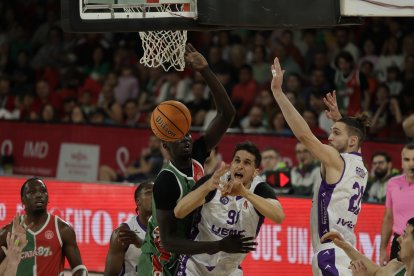 Una acción del duelo por el segundo puesto de la Conferencia Oeste entre el Caja 87 de Sevilla y el UEMC Baloncesto Valladolid.