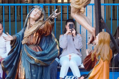 La Virgen de la Amargura, representada como Dolorosa sedente en madera policromada, durante la procesión del Jueves Santo en Valladolid, donde la escultura concentra toda la intensidad emocional del barroco castellano