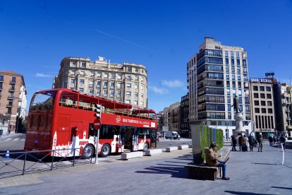 Presentación del nuevo bus turístico eléctrico de Valladolid.