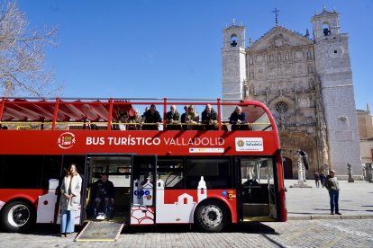 Presentación del nuevo bus turístico eléctrico de Valladolid.