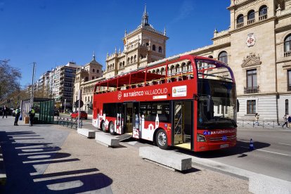 Presentación del nuevo bus turístico eléctrico de Valladolid.