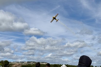 Acrobacias aéreas en el aeródromo La Matilla.