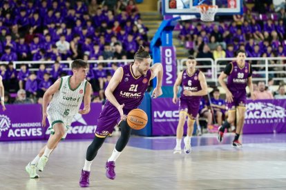 Una acción del partido entre CBC Valladolid y Coto Córdoba en Pisuerga.