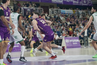 Una acción del partido entre CBC Valladolid y Coto Córdoba en Pisuerga.