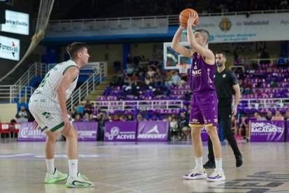 Una acción del partido entre CBC Valladolid y Coto Córdoba en Pisuerga.