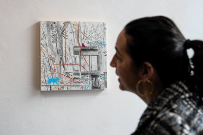 Una mujer contempla una de las obras de la muestra.