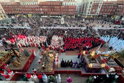 Un momento de procesión del Santísimo Rosario del Dolor en el Lunes Santo de Valladolid.