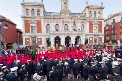 Un momento de procesión del Santísimo Rosario del Dolor en el Lunes Santo de Valladolid.