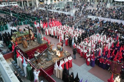 Un momento de procesión del Santísimo Rosario del Dolor en el Lunes Santo de Valladolid.