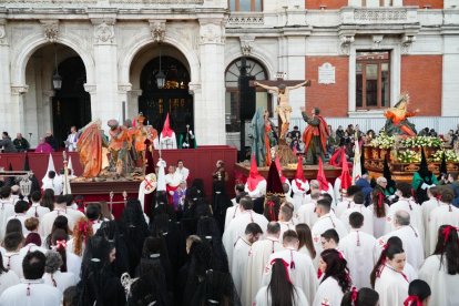 Un momento de procesión del Santísimo Rosario del Dolor en el Lunes Santo de Valladolid.