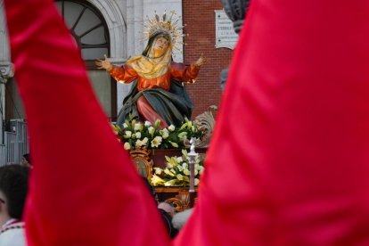 Un momento de procesión del Santísimo Rosario del Dolor en el Lunes Santo de Valladolid.