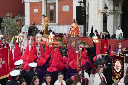 Un momento de procesión del Santísimo Rosario del Dolor en el Lunes Santo de Valladolid.